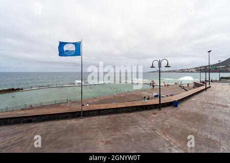 BAJAMAR, ILES CANARIES, TENERIFE - 06 JUILLET 2021 : promenade avec une plage dans une petite ville au nord de Ténérife. Banque D'Images