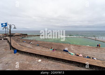 BAJAMAR, ILES CANARIES, TENERIFE - 06 JUILLET 2021 : promenade avec une plage dans une petite ville au nord de Ténérife. Banque D'Images