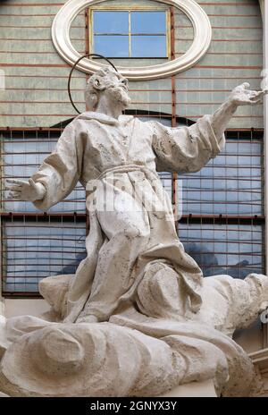 Statue de stuc de Saint François recevant les stigmates sur la façade d'Santissime Stimmate di San Francesco l'église, Rome, Italie Banque D'Images