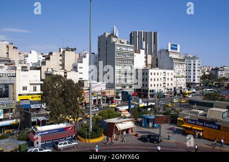 Port du Pirée - Grèce - Mai 27 2009 : vue panoramique sur le quartier animé de Pireus qui est bordé de boutiques et de bureaux Paysage aspect sh Banque D'Images