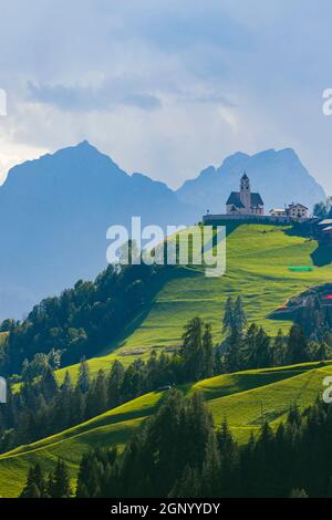 Paysage montagneux avec villages de Colle Santa Lucia avec église dans les Dolomites, Tyrol du Sud, Italie Banque D'Images