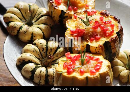 Risotto à la citrouille servi dans une citrouille creuse.Citrouille cuite au four avec du fromage et des graines de grenade .Mise au point sélective Banque D'Images