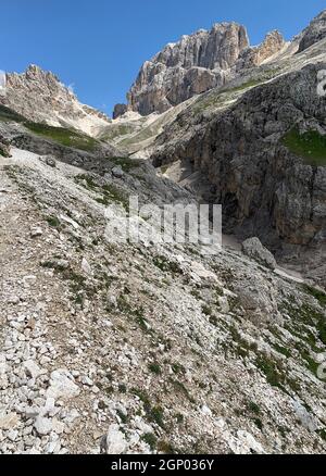 Groupe Rosengarten dans les Dolomites. Les Dolomites sont une chaîne de montagnes dans le nord-est de l'Italie. Ils font partie des Alpes de calcaire du sud et s'étendent Banque D'Images