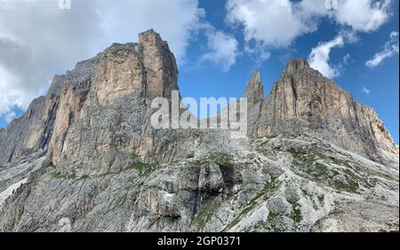 Groupe Rosengarten dans les Dolomites. Les Dolomites sont une chaîne de montagnes dans le nord-est de l'Italie. Ils font partie des Alpes de calcaire du sud et s'étendent Banque D'Images