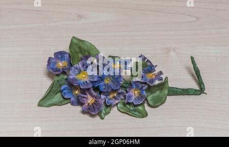 Exemple de patience nécessaire pour construire des œuvres d'art dans l'art de l'artisanat du sucre. Tout ce que vous voyez a été fait à la main. Banque D'Images