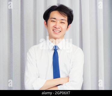 Portrait d'un homme d'affaires heureux homme confiant portant pose de chemise debout souriant regardant la caméra il a croisé le bras Banque D'Images