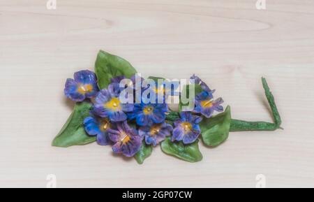 Exemple de patience nécessaire pour construire des œuvres d'art dans l'art de l'artisanat du sucre. Tout ce que vous voyez a été fait à la main. Banque D'Images