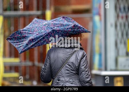 Wet & Windy Day à Southport, Merseyside, Royaume-Uni Weather ; 28 septembre 2021. Magasins, shopping shopping lors d'une journée de vent humide et de tempête dans le centre-ville du nord-ouest. Crédit : MediaWorldImages/AlamyLiveNews Banque D'Images