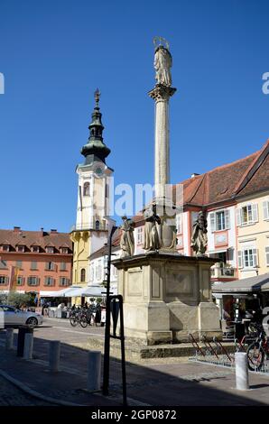 Bad Radkersburg, Autriche - 24 septembre 2021 : personnes non identifiées sur la place principale de la ville à la frontière avec la Slovénie, avec l'hôtel de ville Banque D'Images