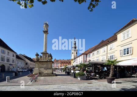 Bad Radkersburg, Autriche - 24 septembre 2021 : personnes non identifiées sur la place principale de la ville à la frontière avec la Slovénie, avec l'hôtel de ville Banque D'Images
