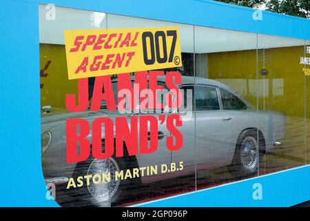 Battersea Power Station, Londres, Royaume-Uni. 28 septembre 2021. Un jouet Aston Martin DB5 Corgi de taille réelle à l'extérieur de la centrale électrique de Battersea, dans le cadre de la promotion pour No Time To Die, le 25ème film James Bond. Crédit : Matthew Chattle/Alay Live News Banque D'Images