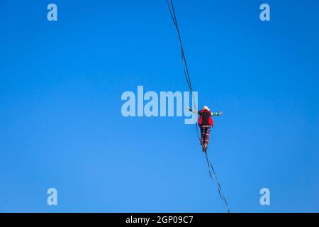 LANZO, ITALIE - VERS OCTOBRE 2020: Athlète de slackline pendant sa performance. Concentration, équilibre et aventure dans ce sport dynamique. Banque D'Images