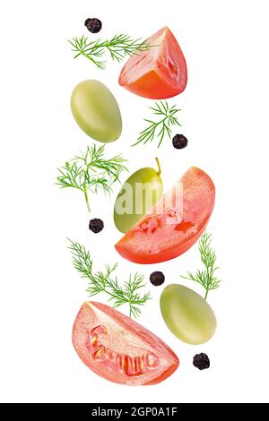 Légumes isolés. Mélange de tomates, d'aneth, d'olives vertes et de cornes de poivre noir dans l'air isolé sur blanc avec le chemin de coupure comme l'élément de conception de paquet Banque D'Images