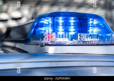 ILLUSTRATION - 28 septembre 2021, Rhénanie-du-Nord-Westphalie, Gütersloh : le voyant bleu d'une voiture de police est allumé. Photo: David Inderlied/dpa Banque D'Images