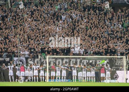 L'équipe de Borussia Monchengladbach se réjouit après la fin du match en face de la Tribune (Tribune) avec des fans de Gladbach; Soccer 1er Bundesliga, 6ème jour de match, Borussia Monchengladbach (MG) - Borussia Dortmund (DO) 1: 0, le 25 septembre 2021 à Borussia Monchengladbach/Allemagne. Les réglementations DFL interdisent toute utilisation de photographies comme séquences d'images et/ou quasi-vidéo Banque D'Images