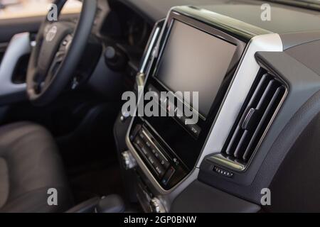 Détails de l'intérieur de la voiture de luxe. Console centrale avec commandes de boîte de vitesses Banque D'Images