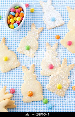 Biscuits au sucre en forme de lapin avec lentilles de chocolat colorées Banque D'Images