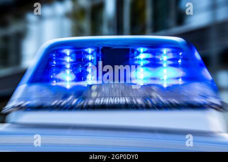 ILLUSTRATION - 28 septembre 2021, Rhénanie-du-Nord-Westphalie, Gütersloh : le voyant bleu d'une voiture de police est allumé. (Photos avec effet de zoom) photo: David Inderlied/dpa Banque D'Images