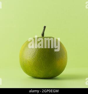 Orange aigre ou orange amère, également appelé séville, bigrede ou orange marmelade, fruit d'agrumes à forte vitamine C isolé sur un fond vert clair Banque D'Images