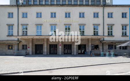 Entrée du Deutsches Museum von Meitserwerken der Naturwissenschaft unf Technik - Munich Banque D'Images