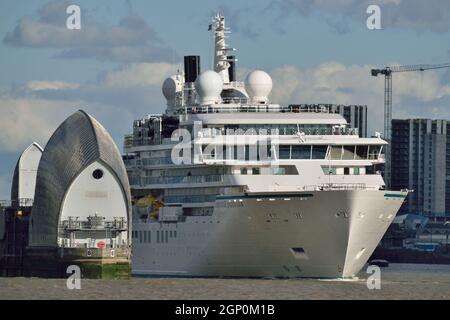 Crystal Endeavour, un navire d'expédition de luxe 6*, exploité par Crystal Cruises arrive sur la Tamise pour faire son premier appel au port de Londres avec une visite à Greenwich. Banque D'Images