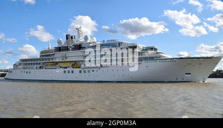 Crystal Endeavour, un navire d'expédition de luxe 6*, exploité par Crystal Cruises arrive sur la Tamise pour faire son premier appel au port de Londres avec une visite à Greenwich. Banque D'Images