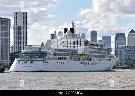 Crystal Endeavour, un navire d'expédition de luxe 6*, exploité par Crystal Cruises arrive sur la Tamise pour faire son premier appel au port de Londres avec une visite à Greenwich. Banque D'Images