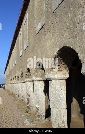 Immeuble ancien avec beaucoup d'arcs en perspective, isolé Banque D'Images