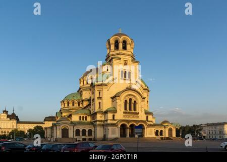 SOFIA, BULGARIE - 30 JUILLET 2021 : vue au coucher du soleil sur la cathédrale Saint Alexandre Nevski à Sofia, Bulgarie Banque D'Images