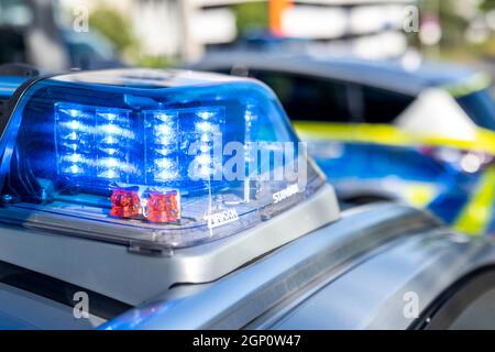 ILLUSTRATION - 28 septembre 2021, Rhénanie-du-Nord-Westphalie, Gütersloh : le voyant bleu d'une voiture de police est allumé. Photo: David Inderlied/dpa Banque D'Images