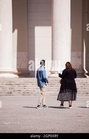 Trieste, Italie - Mai, 31: Touristes au milieu de la place regardant la carte de la ville le 31 mai, 2021 Banque D'Images