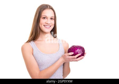 Jeune femme tenant un chou violet frais, isolé sur fond blanc Banque D'Images