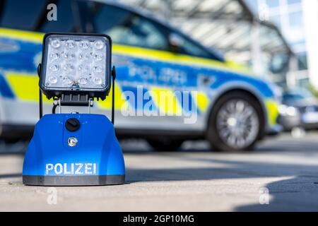 ILLUSTRATION - 28 septembre 2021, Rhénanie-du-Nord-Westphalie, Gütersloh : un signal lumineux de police est installé devant une voiture de police. Photo: David Inderlied/dpa Banque D'Images