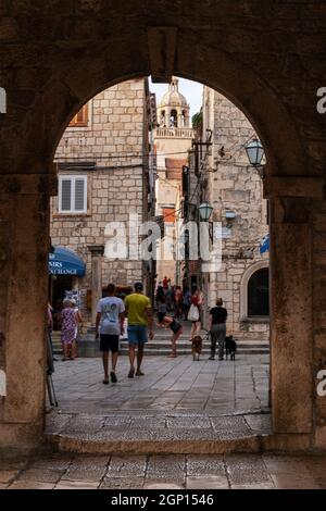 Korcula Croatie - 10 août 2021 : entrée principale de la vieille ville de Korcula avec des personnes à pied. Banque D'Images