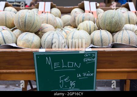 Vente de fruits frais à Paris au marché de la rue Mouffetard Banque D'Images