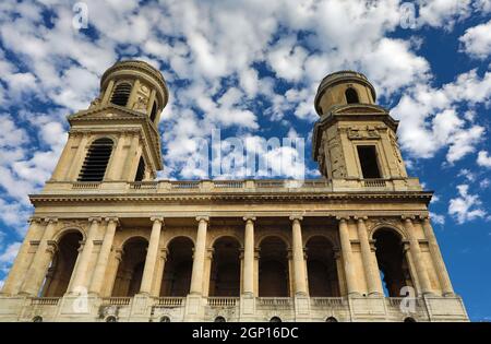 L'église Saint-Sulpice est une église catholique romaine situé dans le 6ème arrondissement de Paris près de la rue Bonaparte et du Jardin du Luxembourg. Banque D'Images