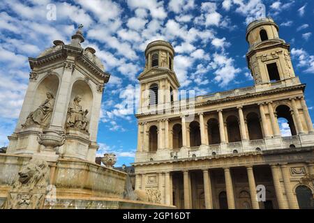 L'église Saint-Sulpice est une église catholique romaine situé dans le 6ème arrondissement de Paris près de la rue Bonaparte et du Jardin du Luxembourg. Banque D'Images