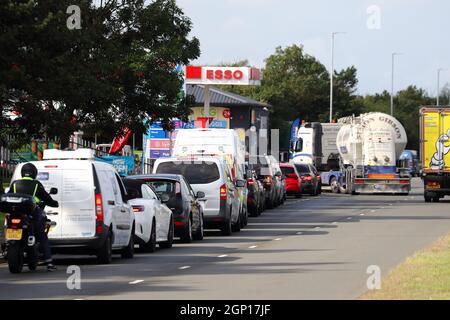 Londres, Royaume-Uni. 28 septembre 2021. De longues files d'attente se forment dans les stations-service où les conducteurs peuvent toujours se procurer de l'essence, car de nombreuses stations-service ont dû fermer en raison du manque de livraisons. Credit: Uwe Deffner/Alay Live News Banque D'Images