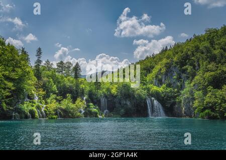 De nombreuses chutes d'eau avec de l'eau provenant de lichens et de plantes au lac turquoise coloré. Parc national des lacs de Plitvice Patrimoine mondial de l'UNESCO, Croatie Banque D'Images