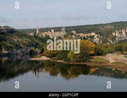 Vue de l'ancien pont suspendu de Saint Martin d'Ardeche à Aigueze France lors D'Une belle matinée d'automne avec Un ciel clair Banque D'Images