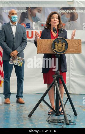 Bronx, États-Unis. 27 septembre 2021. Le gouverneur Hochul annonce la mise en œuvre des doses de boosters dans le programme de vaccination Covid-19 de l'État à l'intention des New-Yorkais éligibles dans l'ensemble de l'État du Bronx, NY, le 27 septembre 2021. (Photo de Steve Sanchez/Sipa USA) crédit: SIPA USA/Alay Live News Banque D'Images