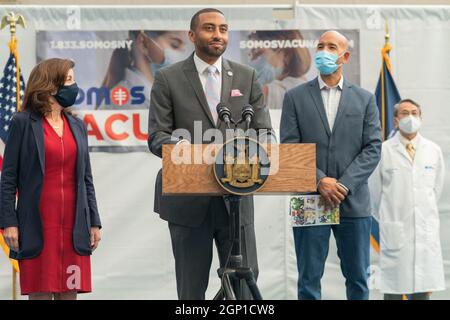 Bronx, États-Unis. 27 septembre 2021. Le sénateur de l'État de New York Jamaal Bailey se joint au gouverneur Hochul annonce la mise en œuvre des doses de boosters dans le programme de vaccination Covid-19 de l'État de New York à l'intention des New-Yorkais éligibles dans l'État du Bronx, NY, le 27 septembre 2021. (Photo de Steve Sanchez/Sipa USA) crédit: SIPA USA/Alay Live News Banque D'Images