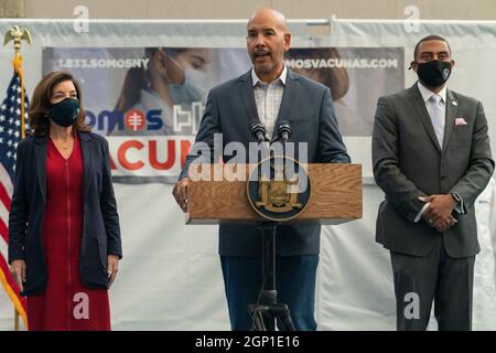 Bronx, États-Unis. 27 septembre 2021. Le président de Bronx Borough, Ruben Diaz Jr., rejoint le gouverneur Hochul alors qu'elle annonce la mise en œuvre des doses de boosters dans le programme de vaccination Covid-19 de l'État à l'intention des New-Yorkais éligibles dans l'État du Bronx, NY, le 27 septembre 2021. (Photo de Steve Sanchez/Sipa USA) crédit: SIPA USA/Alay Live News Banque D'Images