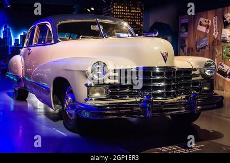 Turin, Italie - 13 août 2021 : 1947 Cadillac 62 présenté au Musée national de l'automobile (MAUTO) à Turin, Italie. Banque D'Images