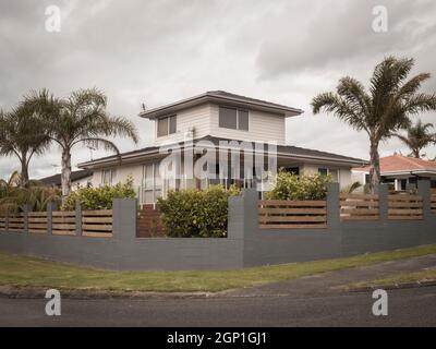 AUCKLAND, NOUVELLE-ZÉLANDE - 19 septembre 2021 : maison de banlieue typique de Nouvelle-Zélande avec palmiers. Jour nuageux. Auckland, Nouvelle-Zélande - 19 septembre 2021 Banque D'Images