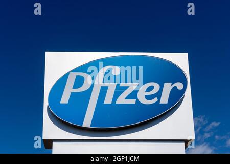 Kirkland, Québec, Canada - 3 septembre 2021 : gros plan de l'enseigne Pfizer avec ciel bleu en arrière-plan. Banque D'Images