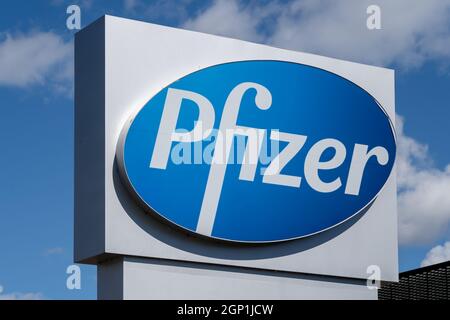Kirkland, Québec, Canada - 3 septembre 2021 : gros plan de l'enseigne Pfizer avec ciel bleu en arrière-plan. Banque D'Images
