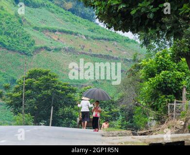 Sa Pa, Vietnam - 3 octobre 2013. Route de montagne à Sapa, Vietnam. Sapa est une ville incroyablement pittoresque qui se trouve dans la chaîne de montagnes Hoang lien son. Banque D'Images