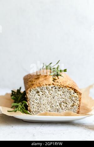 Gâteau au citron et aux graines de pavot. Gâteau maison parfumé aux graines de pavot et au citron caillé Banque D'Images