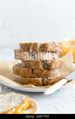 Gâteau au citron et aux graines de pavot. Gâteau maison parfumé aux graines de pavot et au citron caillé Banque D'Images
